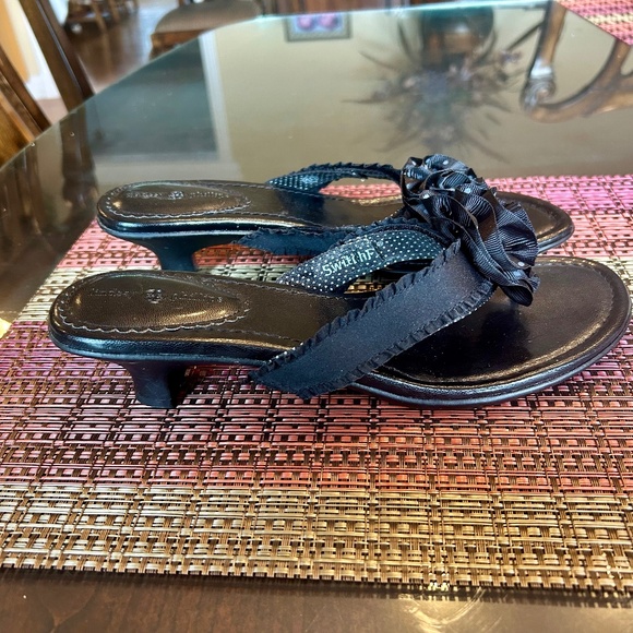 NEW Lindsay Phillips Black Thong Sandals with Polka Dot Flower Detail Size 10 - Picture 3 of 8